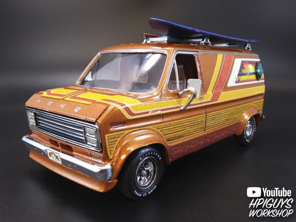 AMT 1977 Ford Surfer Van 2T 1/25 Model Kit (Level 2)