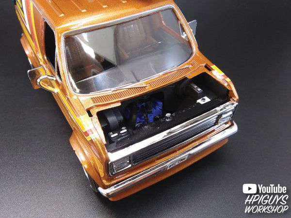 AMT 1977 Ford Surfer Van 2T 1/25 Model Kit (Level 2)