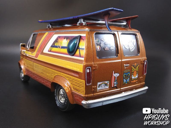 AMT 1977 Ford Surfer Van 2T 1/25 Model Kit (Level 2)