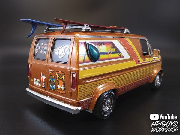 AMT 1977 Ford Surfer Van 2T 1/25 Model Kit (Level 2)